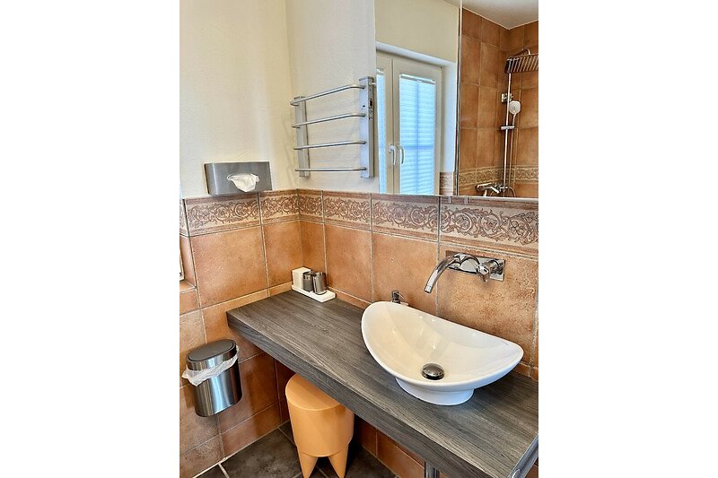 Schönes Badezimmer mit exklusivem Waschbecken, Handtuchwärmer und Keuco-Spiegelschrank