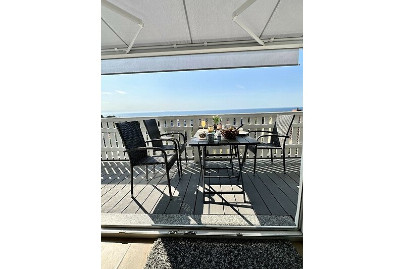 Frühstück auf dem Balkon mit Meerblick und Markise