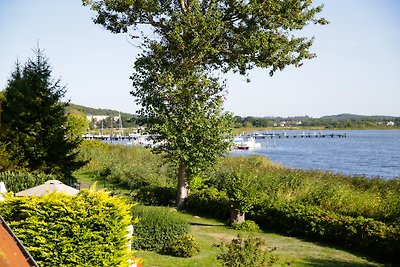 Trajektna kuća Sellin s pogledom na jezero