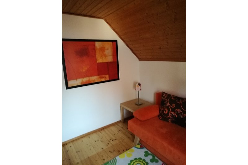 das orangene Zimmer mit Schlafsofa