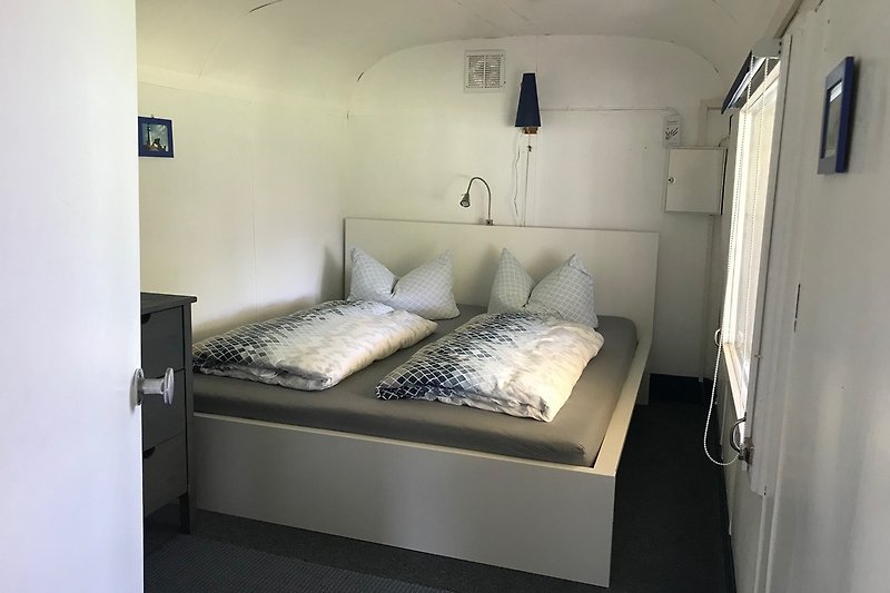 duże sypialnia - podwójne łóżko o szerokości 1,80 m