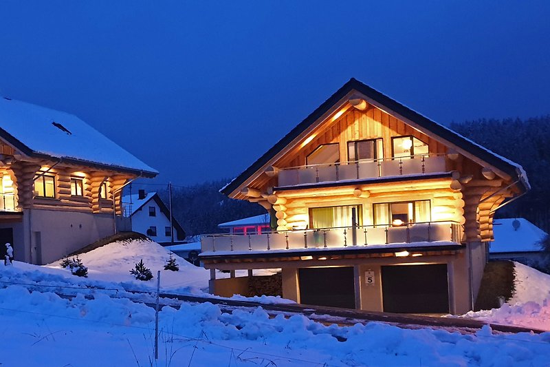 Winterliches Chalet mit schneebedecktem Dach