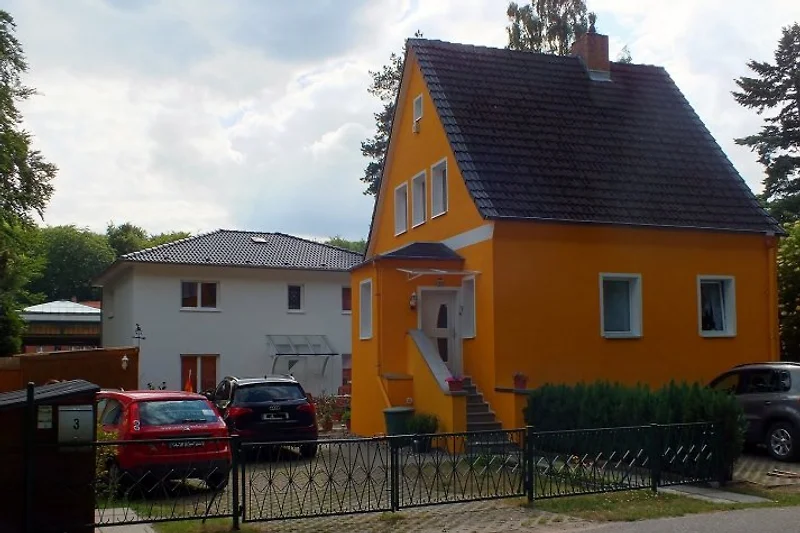 In het voorhuis is een vakantiewoning, in het achterhuis zijn 4 vakantiewoningen.
