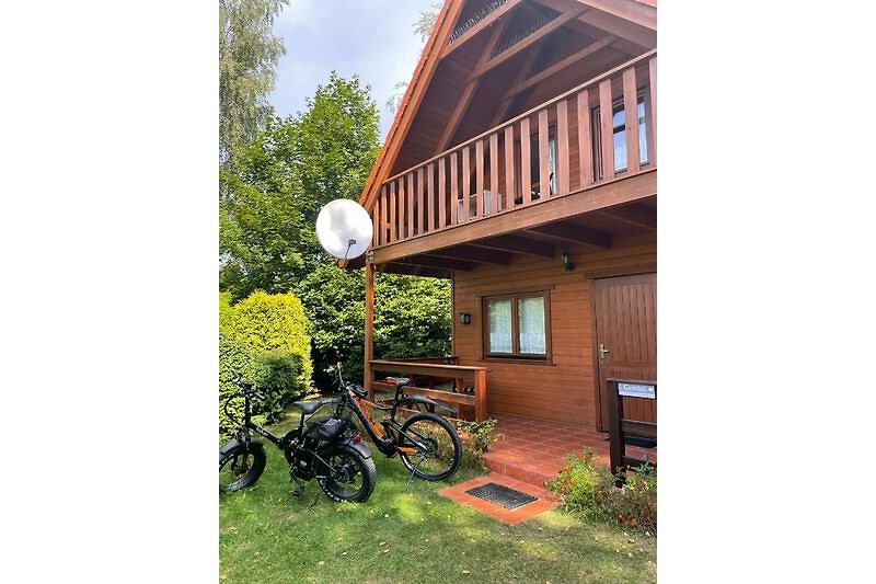 Ein charmantes Ferienhaus mit Fahrrädern, einem Garten und einer malerischen Landschaft.