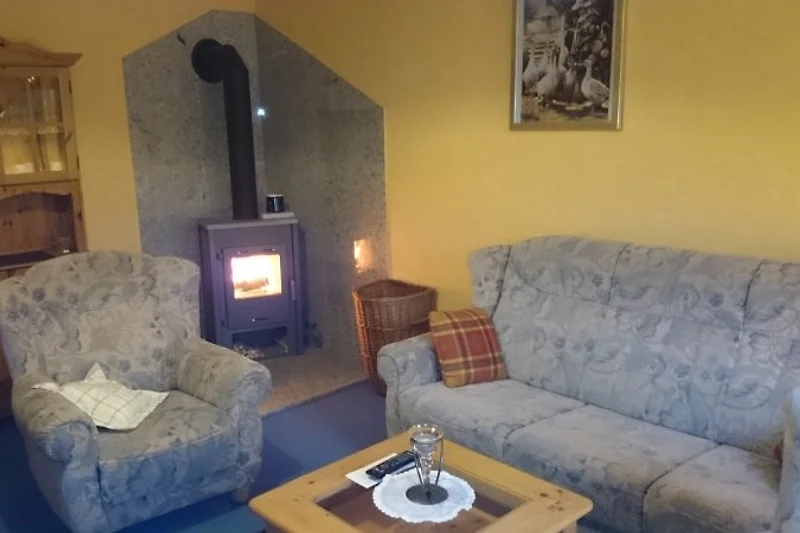 Fewo: Woonkamer met houtkachel