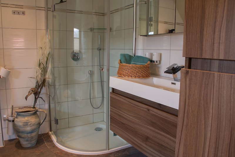 Badkamer met regendouche en hoekbad