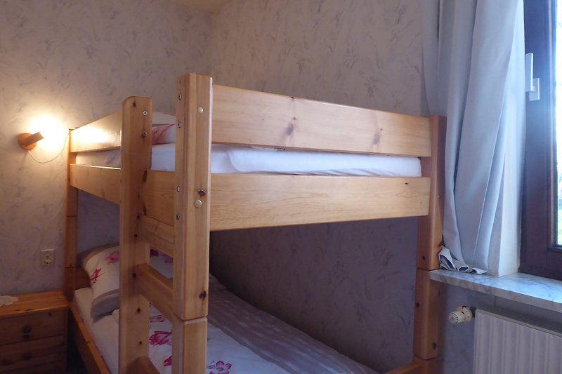 Kleines Kinderzimmer mit Stockbett