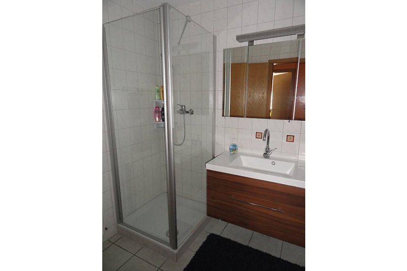 Bad mit Dusche und Waschmaschine