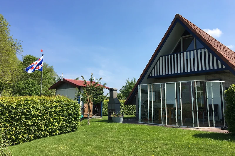 Friesje, uitzicht op terras met tochtsluis