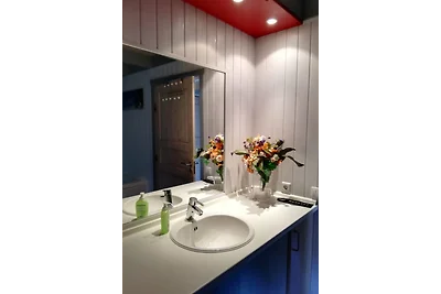 Casa de vacaciones escandinava junto al lago