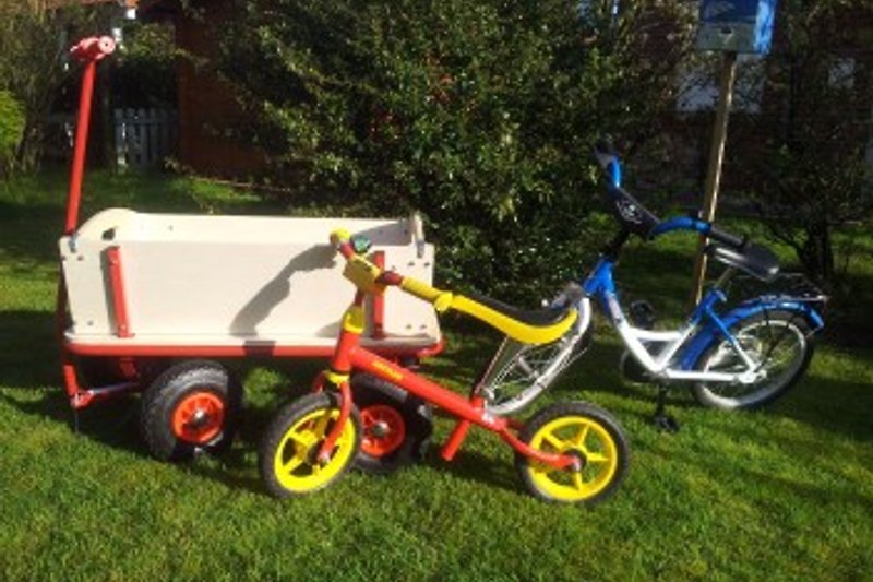 Bollerwagen, Laufrad und Kinderfahrrad können von den Kleinen genutzt werden