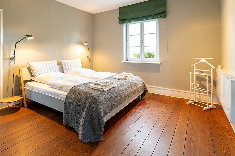 Zwei identische, hochwertige Schlafzimmer mit Betten von Müller Smart Living