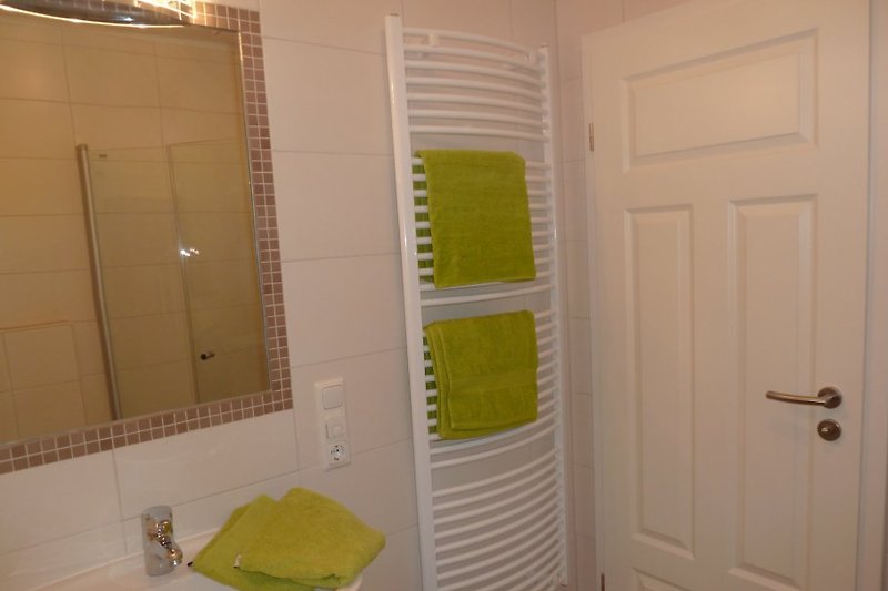 Modernes Bad mit bodentiefer Dusche in der Piccolo Deichkrabbe