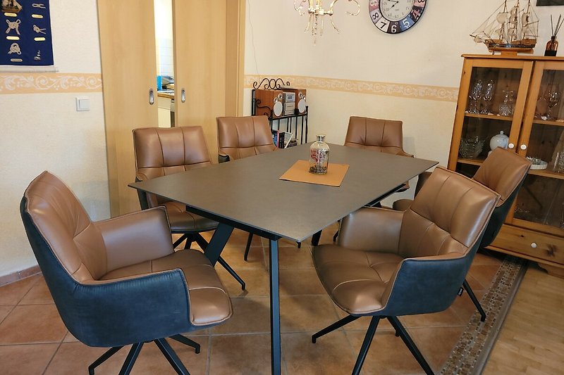Modernes Esszimmer mit Leder-Drehstühle und Keramik-Tisch mit Einlegeplatte