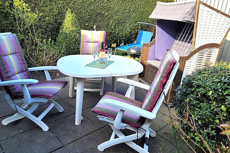 Freisitz nur für Sie incl. Strandkorb, gemütliche Gartenmöbel, Liege, Grill etc. zur Entspannung im Freien.