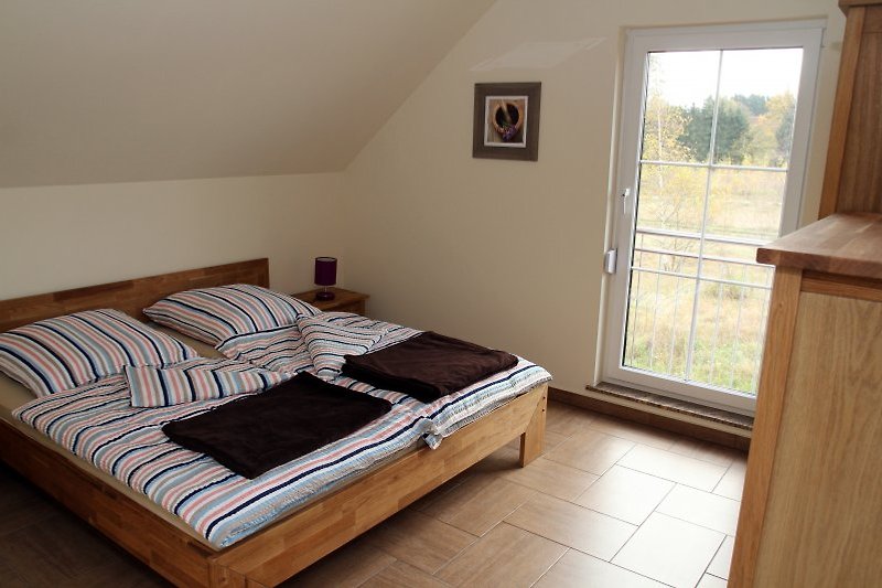 Schlafzimmer 2 mit bodentiefem Fenster und Jalousie mit separatem Insektenschutz