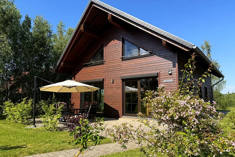 Unser Ferienhaus vereint einen traumhaften Garten und eine sonnige Südterrasse.