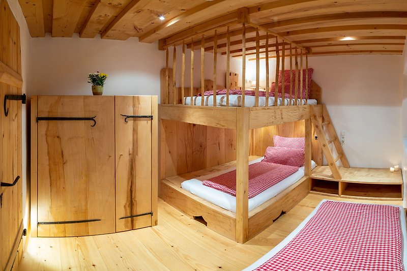Schlafzimmer 2 mit Etagenbett und Beistellbett (optional)