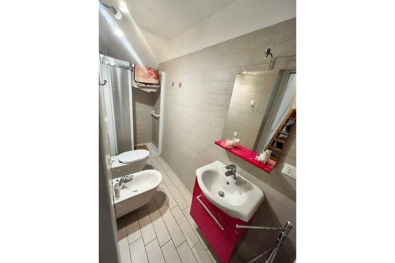Modernes Badezimmer mit hochwertigen Armaturen und Spiegel.