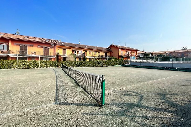 TENNIS COURT USE FREE AND GRATIS