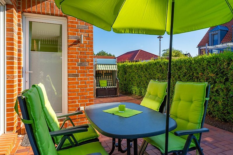 Terrasse mit Gartenmöbel und Strandkorb