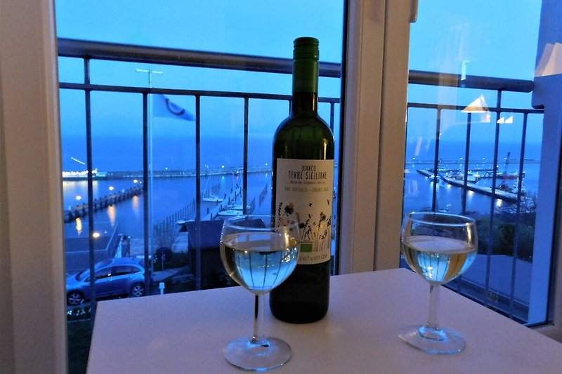 Genießen Sie ein Glas Wein  mit Blick auf das Meer.