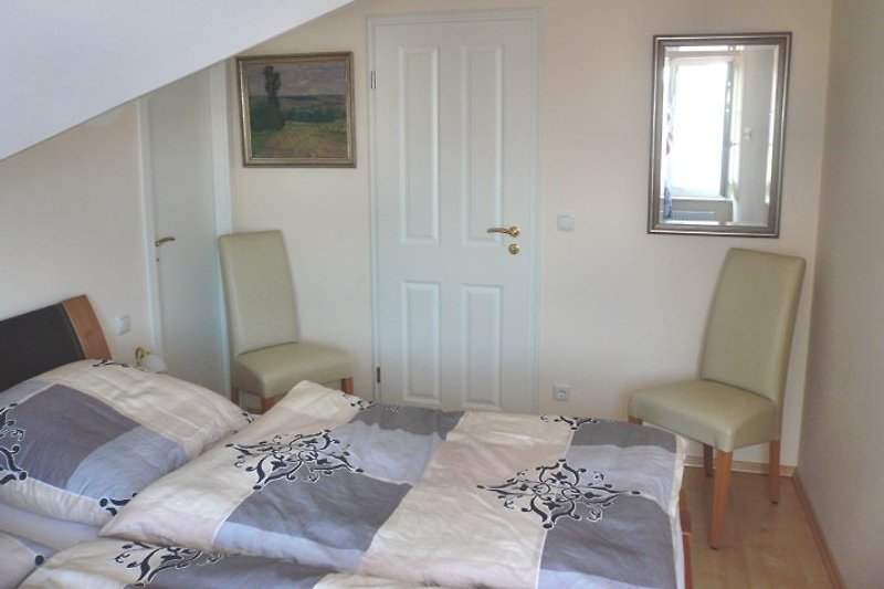 Elternschlafzimmer mit verstellbarem Mehrzonen-Lattenrost, hochwertige 7 Zonen Matratzen (Stiftung Warentest: gut). Hinten links Zugang zum begehbaren Kleiderschrank