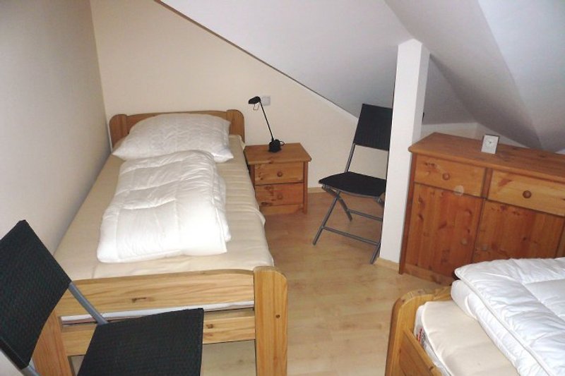 Kinderzimmer mit 2 separaten Betten, hochwertigem Lattenrost (Stiftung Warentest: gut); Außenfenster nicht zu sehen
