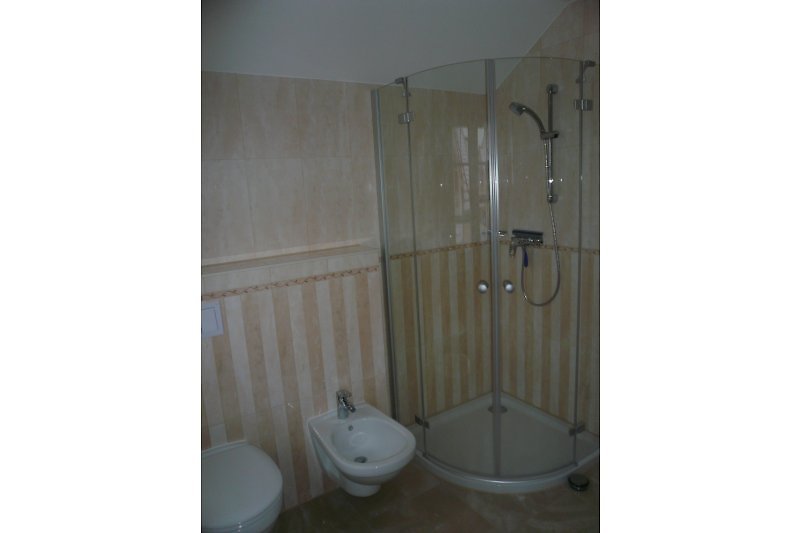 Salle de bain à l'étage des chambres - Bidet et douche