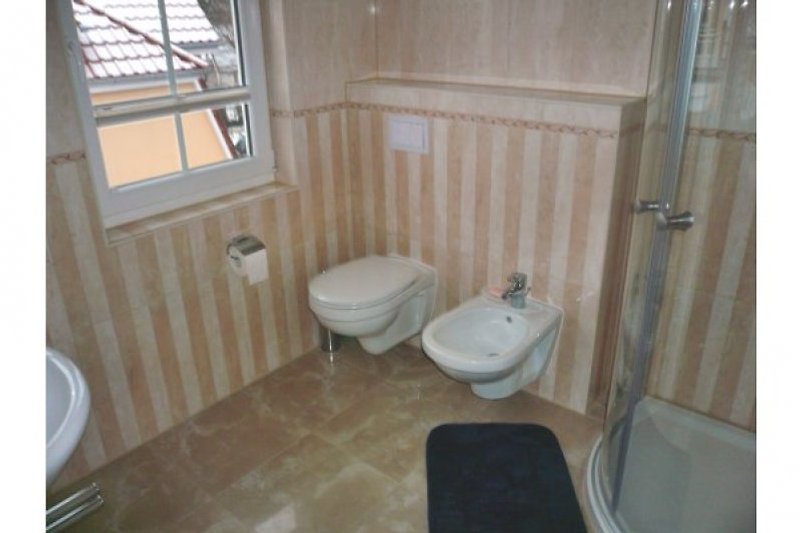 Bad im Schlafgeschoss mit Ganzglas-Runddusche (rechts), separatem Bidet, Fön, Toilette, Fußbodenheizung, Handtuchwärmer (nicht zu sehen), Außenfenster mit Plissees 
