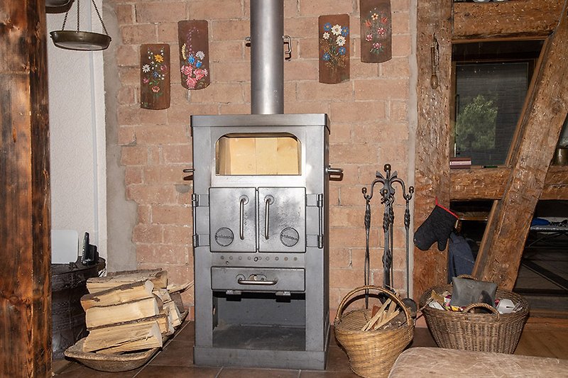 Wohnzimmer: der Kaminofen sorgt für behagliche Wärme