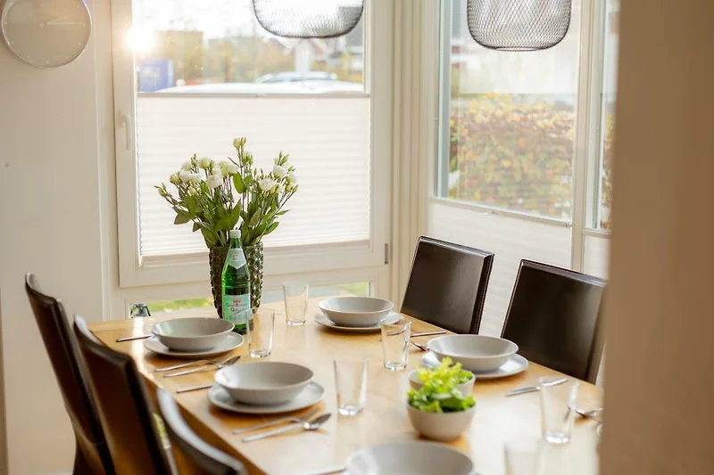 Essbereich im lichtdurchfluteten Wohnzimmer von Dock 2 in Nordhorn