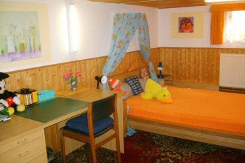 Kinderspielzimmer mit Himmelbett