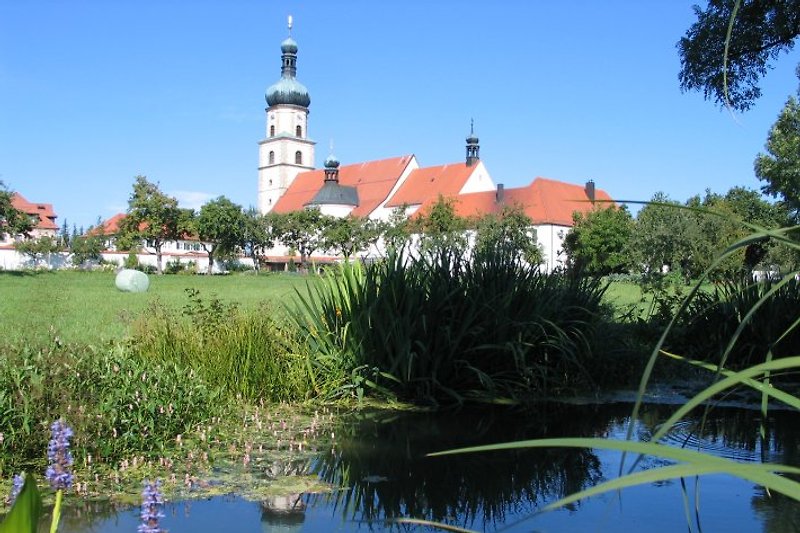 Wallfahrtskirche mit Klostergarten