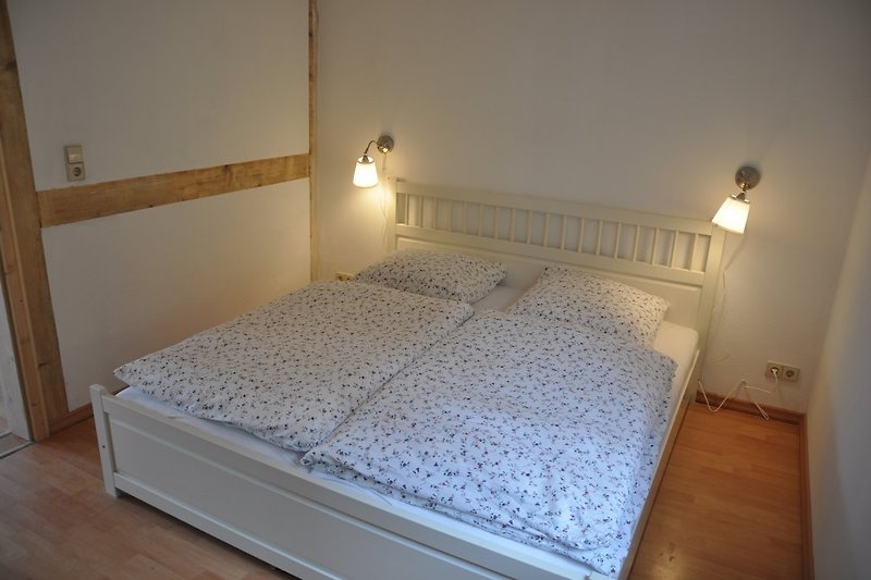 Sypialnia 1 z podwójnym łóżkiem i możliwością dostawki