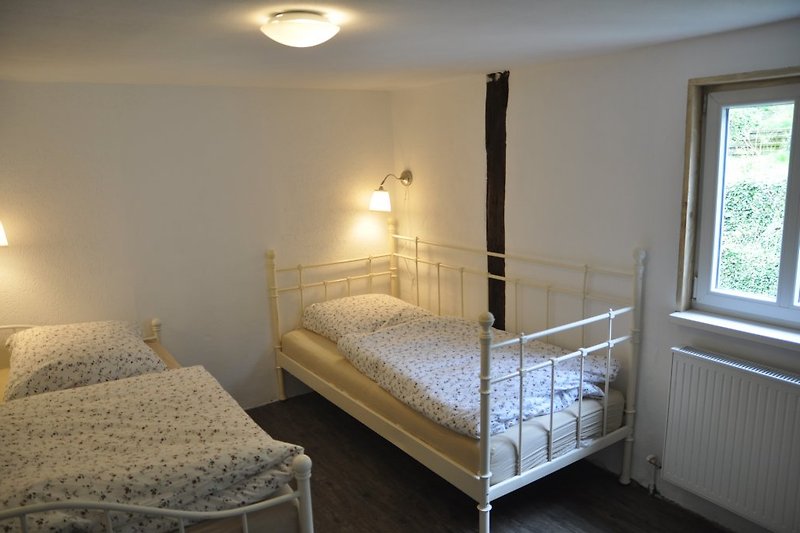 Schlafzimmer 2 mit 2 Einzelbetten und Aufbettmöglichkeit
