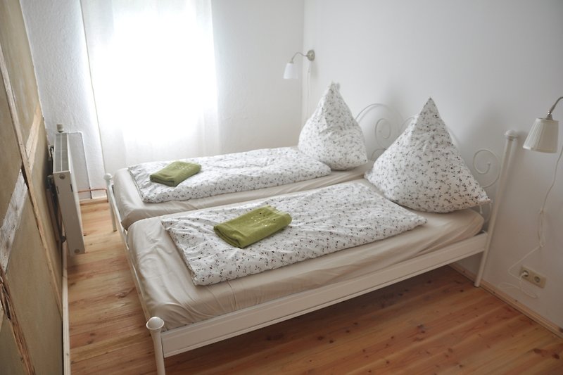 Schlafzimmer 2 mit Doppelbett (160x200) und Aufbettmöglichkeit Kinderbettchen