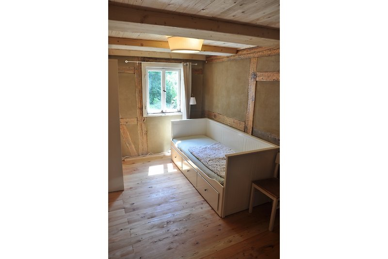 Schlafzimmer 1 mit IKEA Tagesbett (max 160x200) + Kinderbett/Aufstellbett