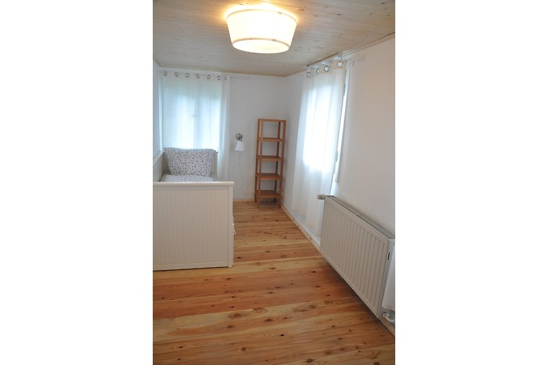 Schlafzimmer 3 mit IKEA Tagesbett (max 160x200) + Kinderbett/Aufstellbett