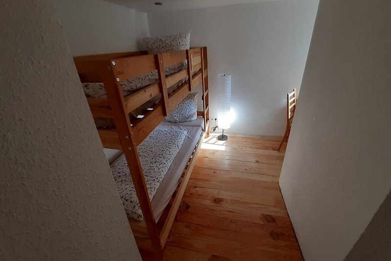 Kleines Schlafzimmer mit Doppelstockbett