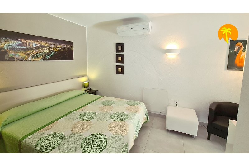 Schlafzimmer mit Klimaanlage und 3. Fernseher, Fenster, Fliegengitter, gr. Schrank, Safe, Doppelbett mit guten Matratzen