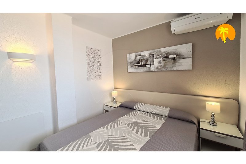 1 Schlafzimmer mit einem Doppelbett (2 m lang), Fenster mit Rollladen, Fliegengitter, TV und Klimaanlage, Kleiderschrank