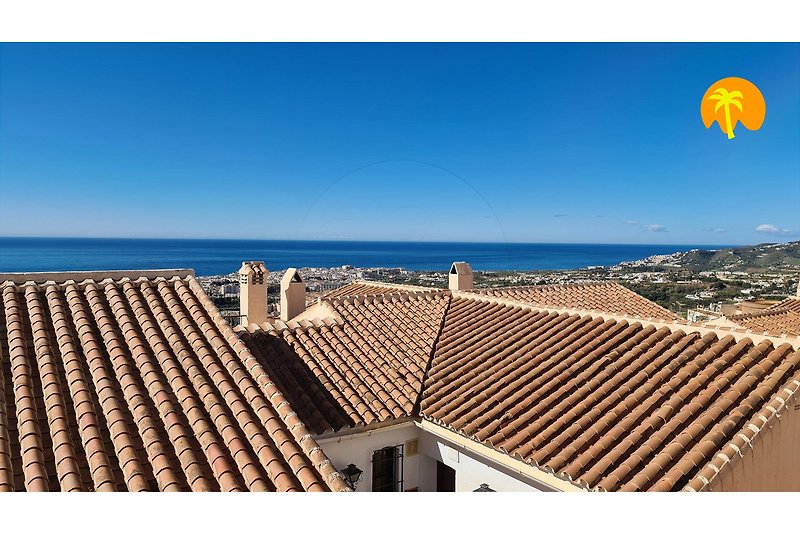 Schöner weiter Meerblick auf der 30 m² Südterrasse mit Blick bis Zentrum Nerjas und 'Über den Dächern von Nizza' Feeling